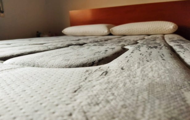 Colchão de molas ensacadas de alta qualidade com tecido antialérgico. Este colchão apresenta 28-29 cm de altura e é constituído, no seu núcleo, por molas ensacadas e intercaladas por camadas de viscoelástico, o que permite um sono profundo e descansado. O colchão Confortplus combina a respiração e resistência das molas ensacadas com a adaptabilidade da viscoelástica.