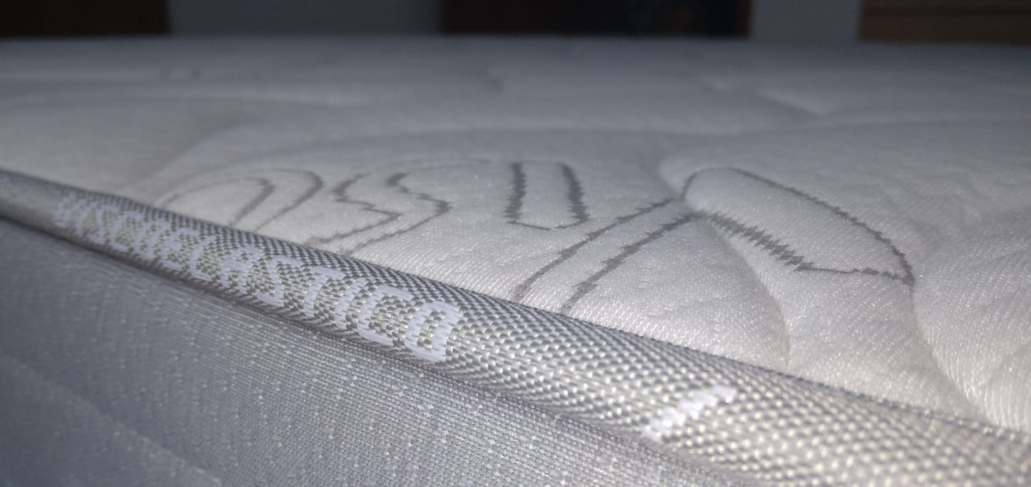 Colchão com núcleo em viscoelástico com 21 cm de altura, revestido em tecido strech. Ideal para quem necessita de um descanso relaxado e gosta de dormir de lado ou de barriga para baixo. Possui 2 respiros laterais o que permite uma ventilação adequada do seu núcleo em viscoelástico. O colchão SoftVisco é recomendado para quem procura um descanso firme: mantém o alinhamento correto da posição do corpo e da coluna.