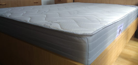 Colchão com núcleo em viscoelástico com 21 cm de altura, revestido em tecido strech. Ideal para quem necessita de um descanso relaxado e gosta de dormir de lado ou de barriga para baixo. Possui 2 respiros laterais o que permite uma ventilação adequada do seu núcleo em viscoelástico. O colchão SoftVisco é recomendado para quem procura um descanso firme: mantém o alinhamento correto da posição do corpo e da coluna.