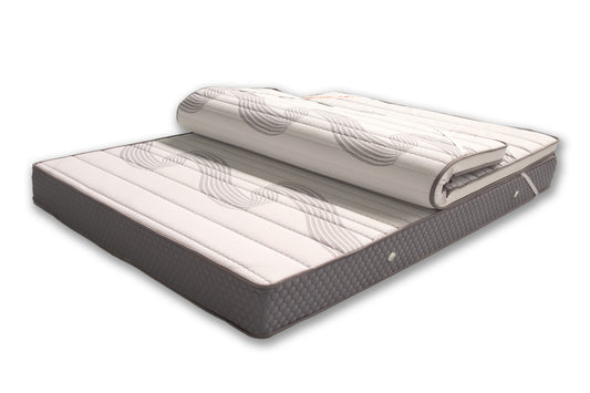 Colchoneta Viscoelástico com 6 cm de altura. Óptimo para colocar sobre colchões usados, aumentando o seu conforto e o tempo de vida do seu colchão. O produto ideal para conseguir um descanso mais suave.. Produto revestido a tecidos anti-ácaros e anti-fungos.